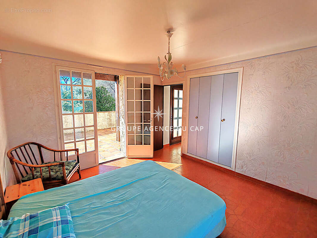 A vendre villa 6 pieces 4 chambres solarium avec apercu mer piscine a proximite du centre ville de saint aygulf - photo 10