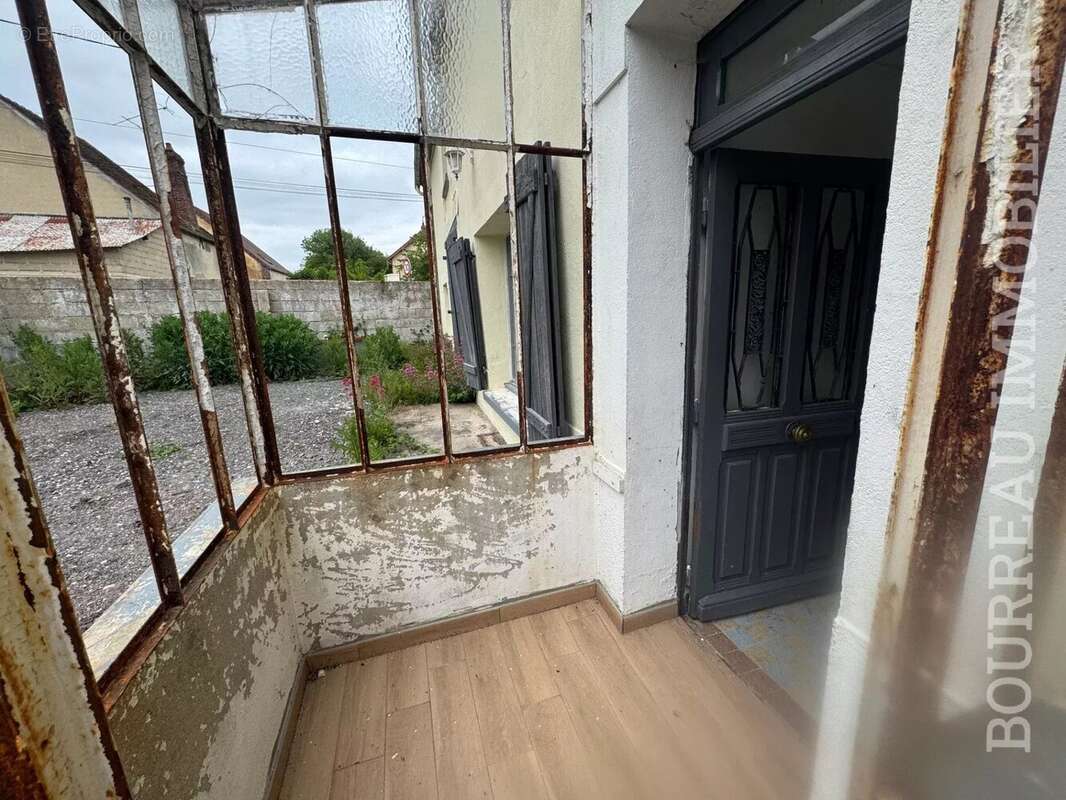 Appartement à LA CELLE-SAINT-CYR