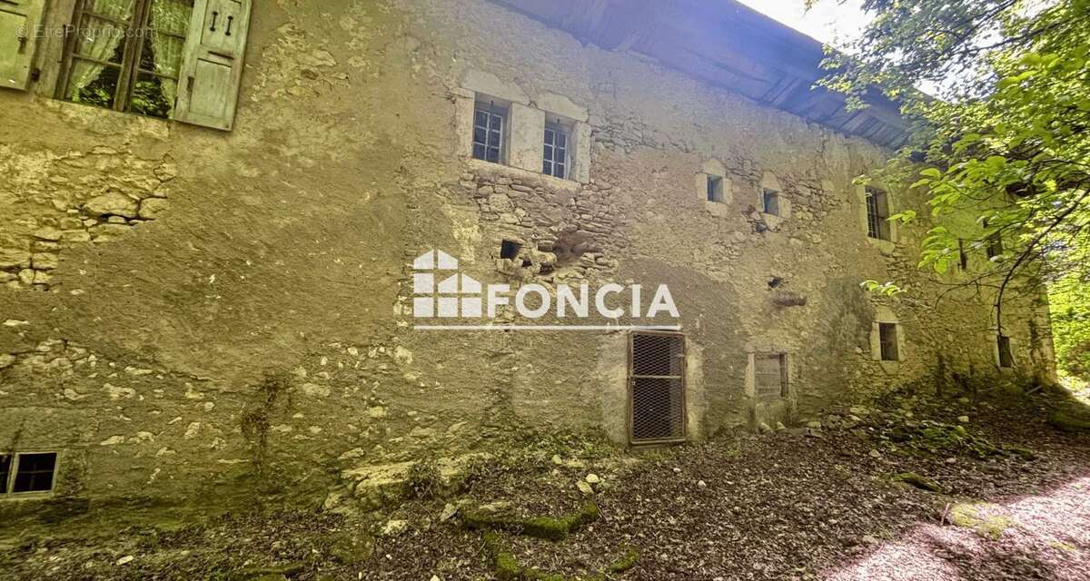 Propriété au calme  , Domaine "Les Feux" historique composé de plusieurs bâtisses - photo 5