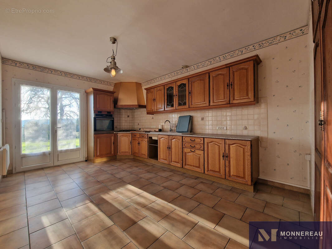 Maison à MONTMOREAU-SAINT-CYBARD