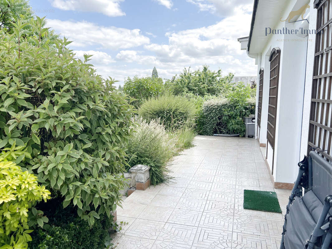Maison de 105m2, hyper centre de Saint-Cyr-sur-Loire, terrasse, sous-sol complet aménagé, garage, dépendances - photo 3