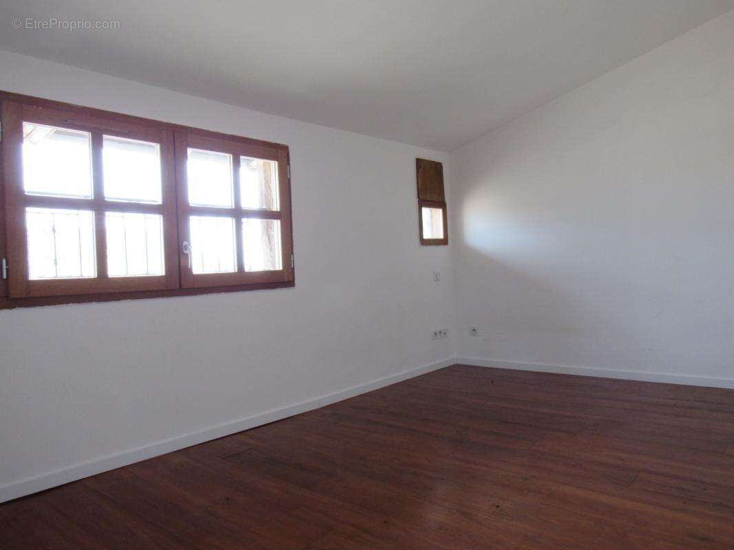 Grande maison medievale  de village entierement renovee dpe en b avec une petite maison qui sert de garage   290000€ - photo 15