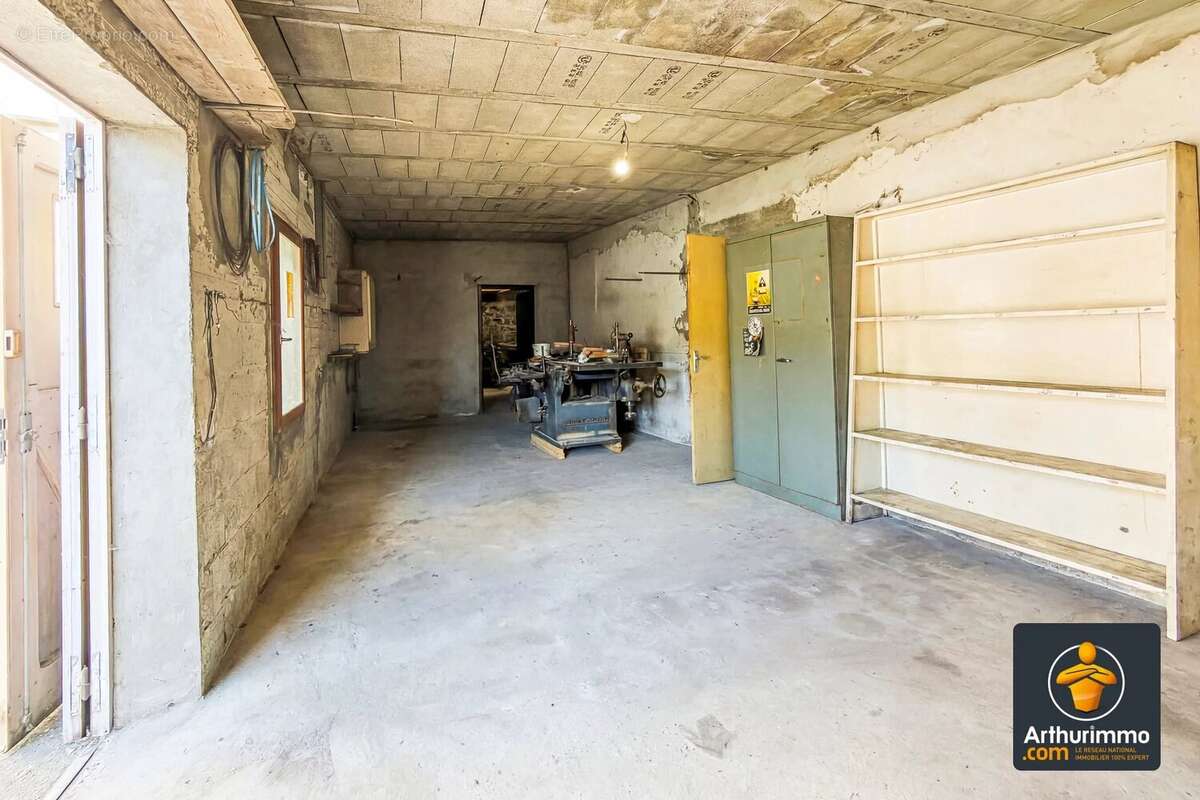 « Maison de village familiale avec terrasse, véranda, combles aménageables et double garage » - photo 23