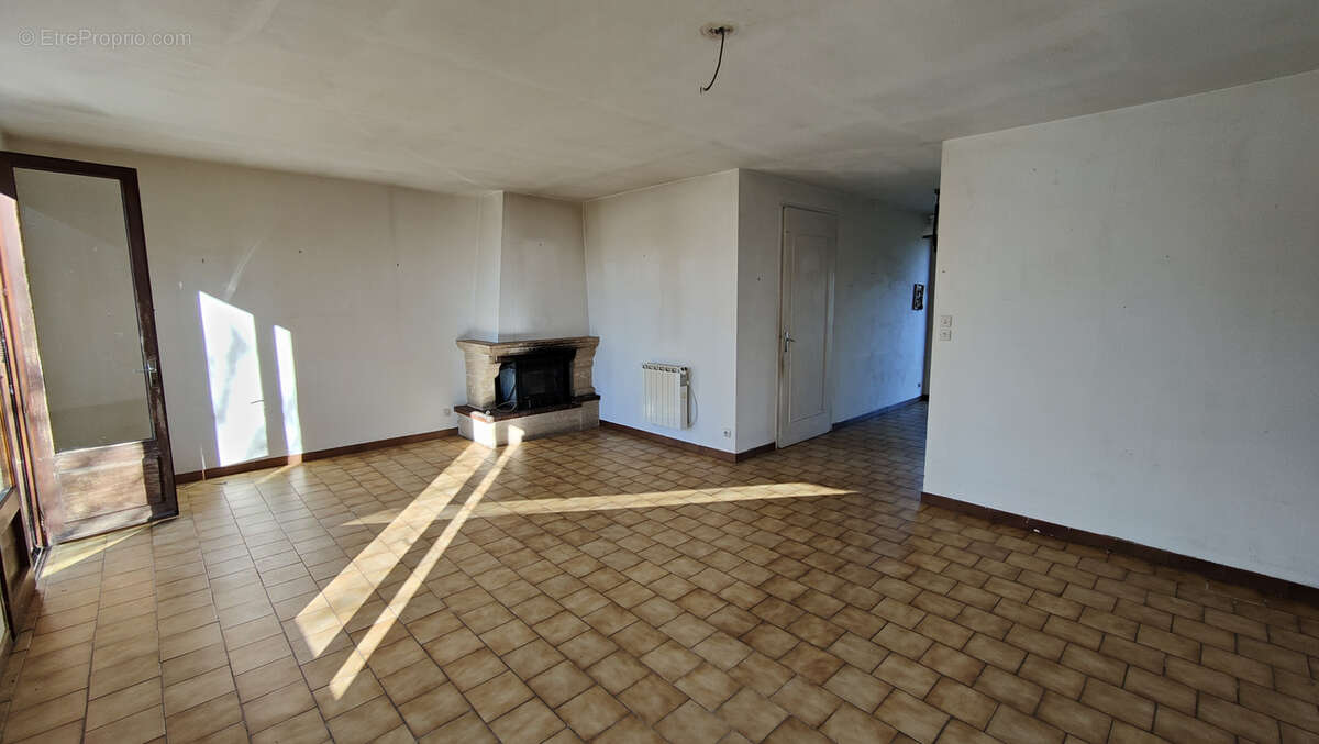 Maison à BERRIAS-ET-CASTELJAU