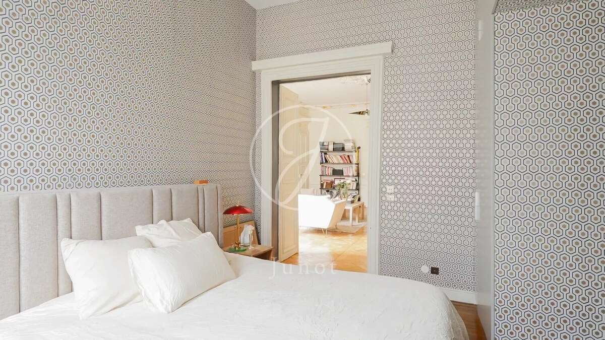 Appartement à PARIS-1E