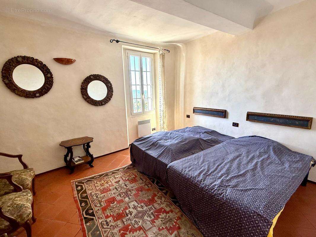 Maison à CHATEAUNEUF-GRASSE