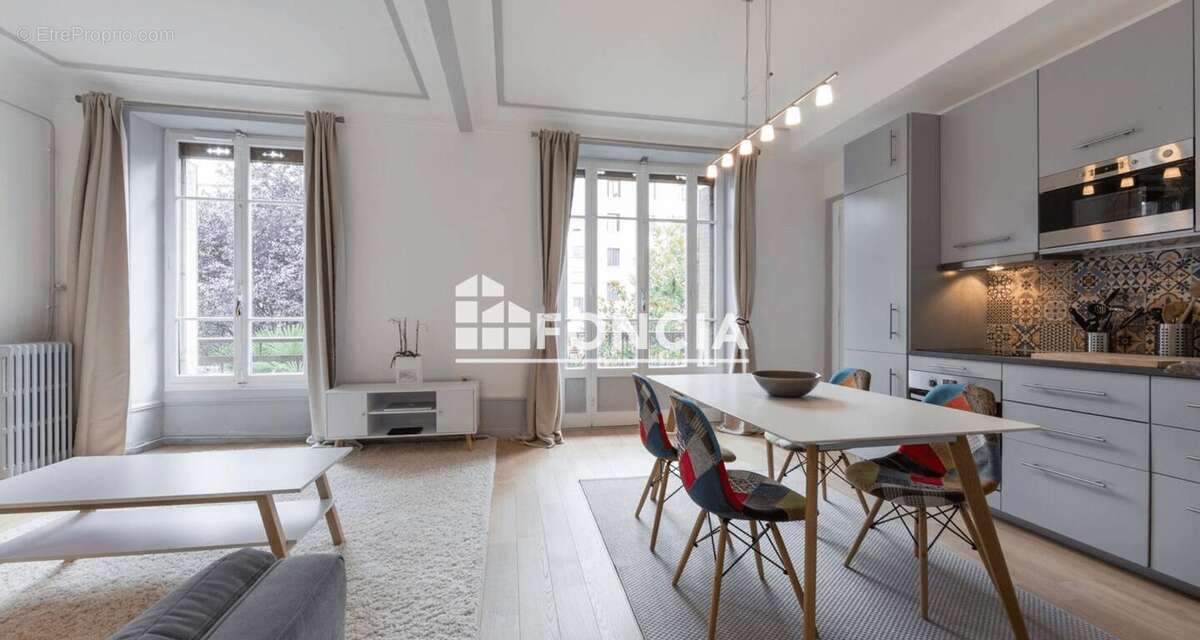 Annecy centre – T4 traversant de 84 m², balcons, parking et cave - photo 2
