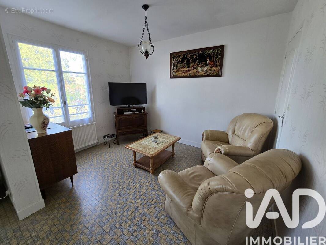 Photo 1 - Maison à SAINT-GENOU
