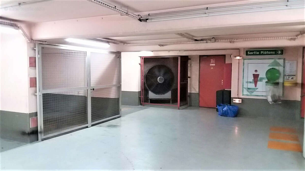 Parking à PARIS-16E