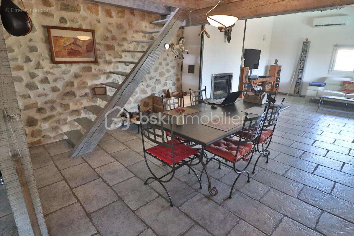 Maison plain-pied de 106m² sur 780m² de terrain avec 3 chambres, garage et piscine - photo 18