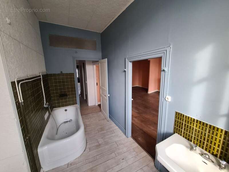 Appartement à VILLEBOIS-LAVALETTE