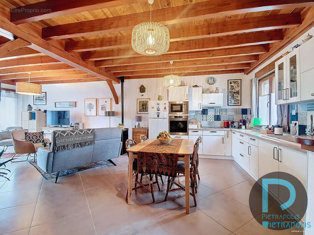 PIECE A VIVRE côté cuisine aménagée - Maison à FEILLENS