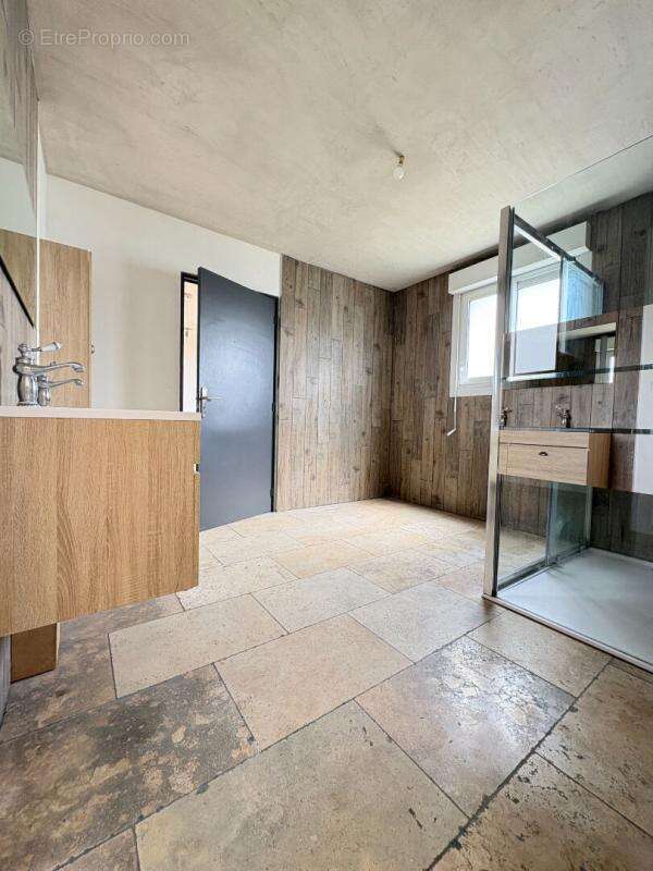 Maison avec fort potentiel , sous-sol complet et 1 800 m² de terrain constructible - photo 9