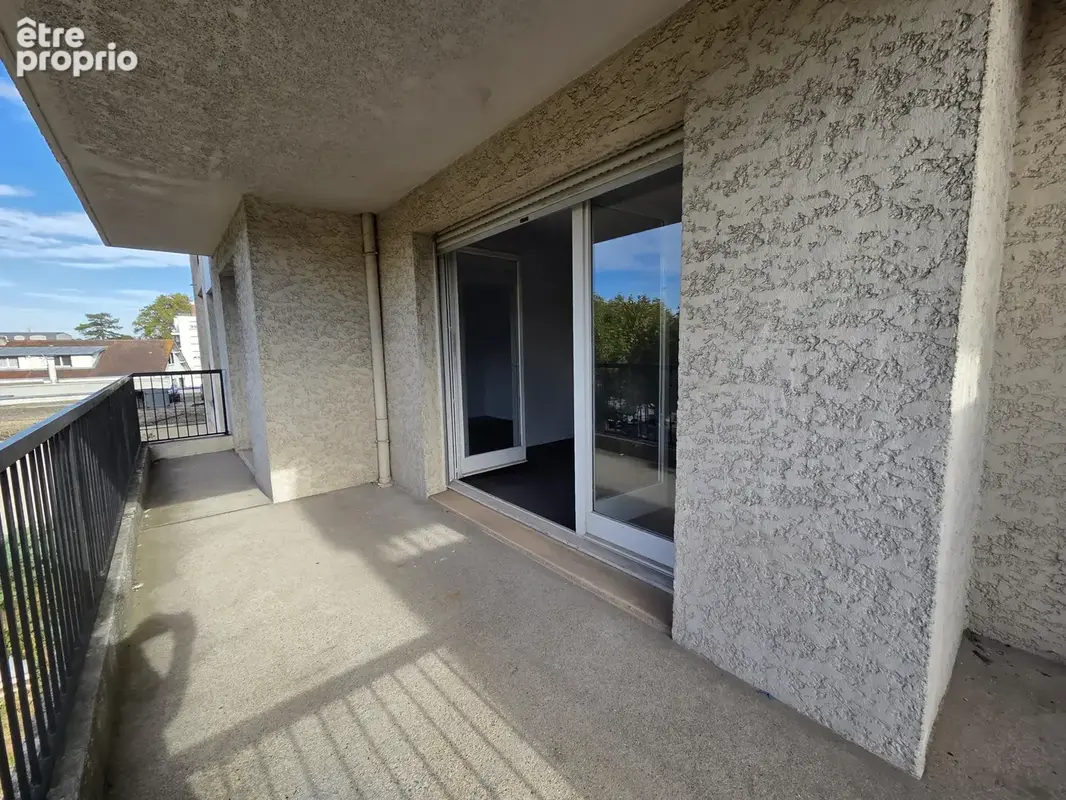 2 pieces avec terrasse - parking en sous-sol et cave - face rer a - commerces - photo 2