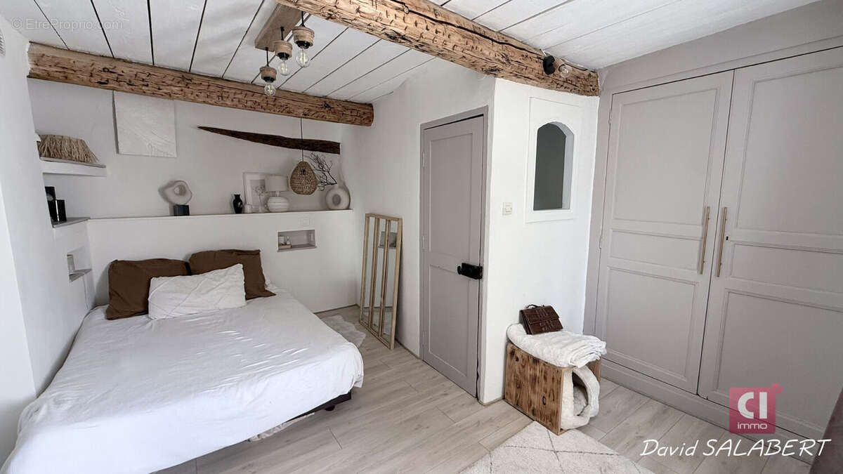 La Roquebrussanne  Maison de village rénovée avec charme, 2 chambres, salon cocooning - photo 9