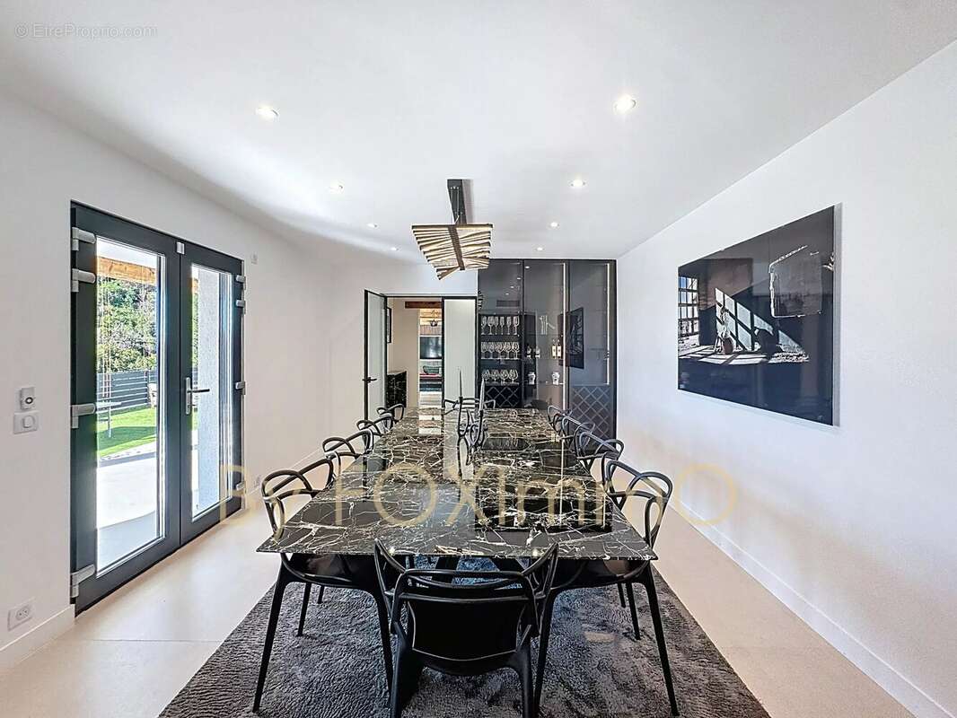 Limte  Vence, villa rénovée 300 m² – 5 suites – Piscine – Position dominante – Bien rare sur le secteur - photo 5