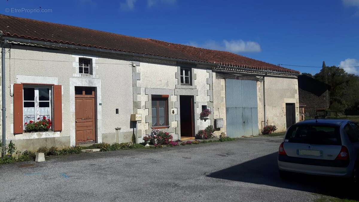 Maison et granges, et maison à rénover, avec environ  3,8 hectares de terrain - photo 11