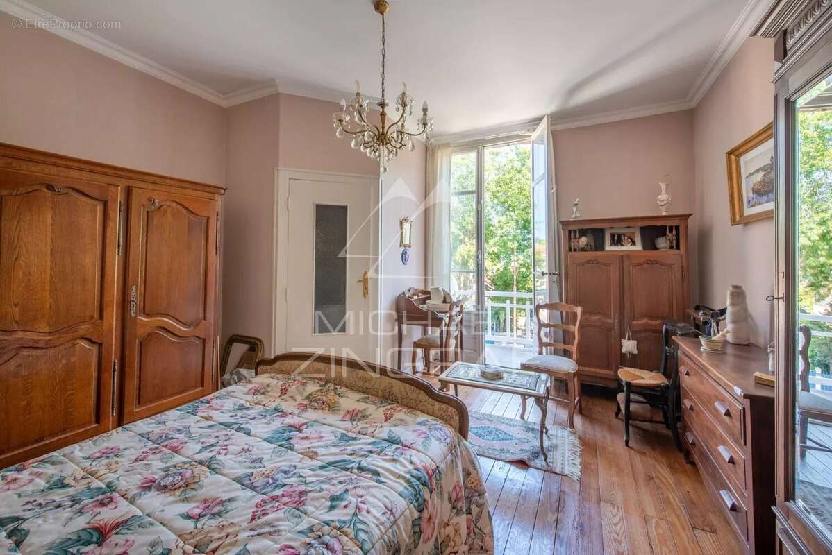 Michael Zingraf Bassin d’Arcachon présente : une maison de caractère au cœur de la Ville d’Hiver - photo 5