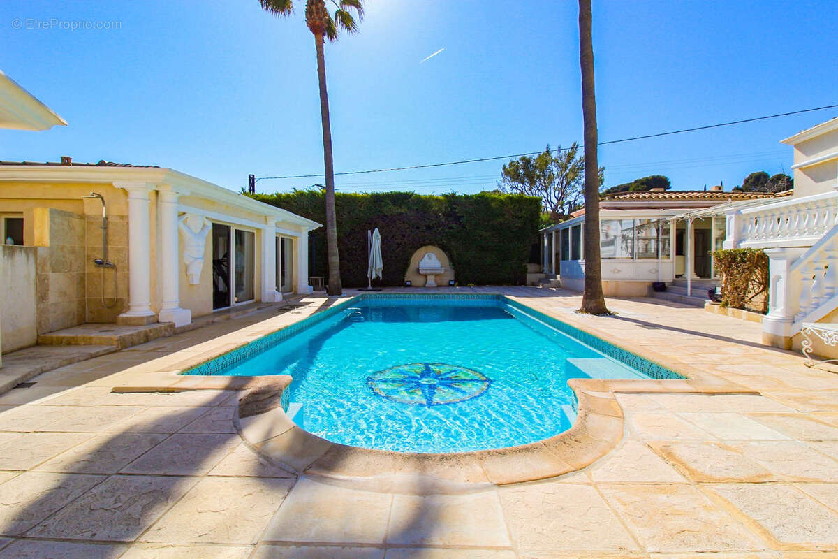 Villa de prestige aux prestations exceptionnelles   250 m2 habitables sur 2 750 m2 de terrain - photo 2