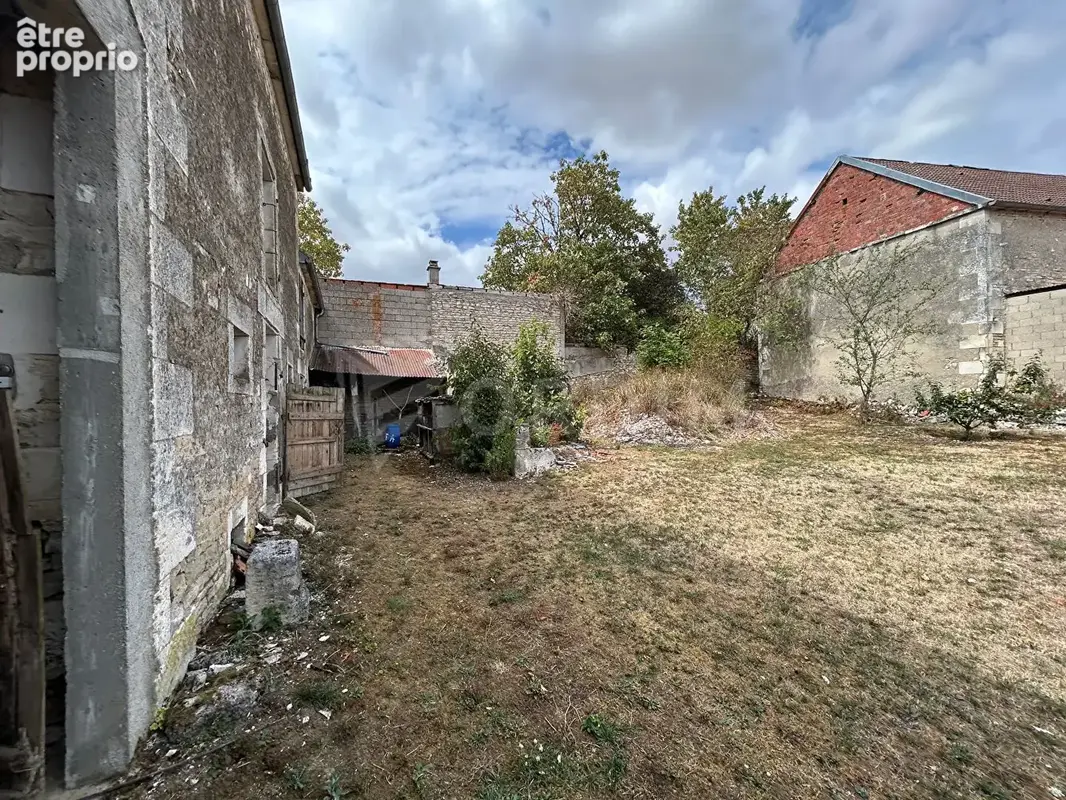 Maison de campagne, fort potentiel, vastes dépendances - photo 9
