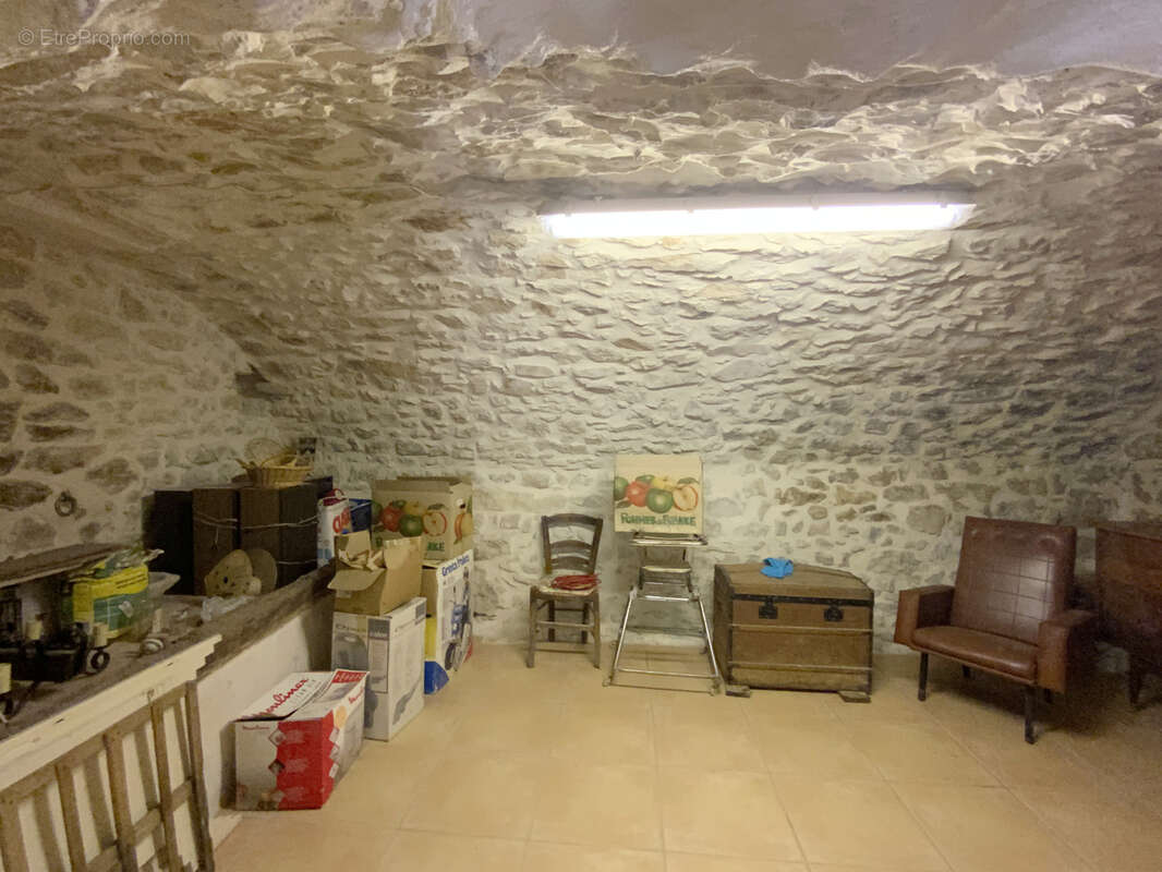 Maison à rénover avec cour, jardin et garage au coeur d'un des plus beaux villages de France. - photo 16