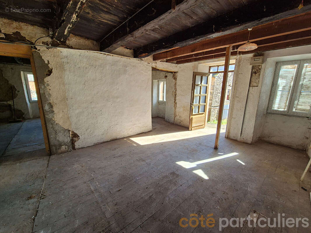 Maison avec dépendances à rénover - photo 11