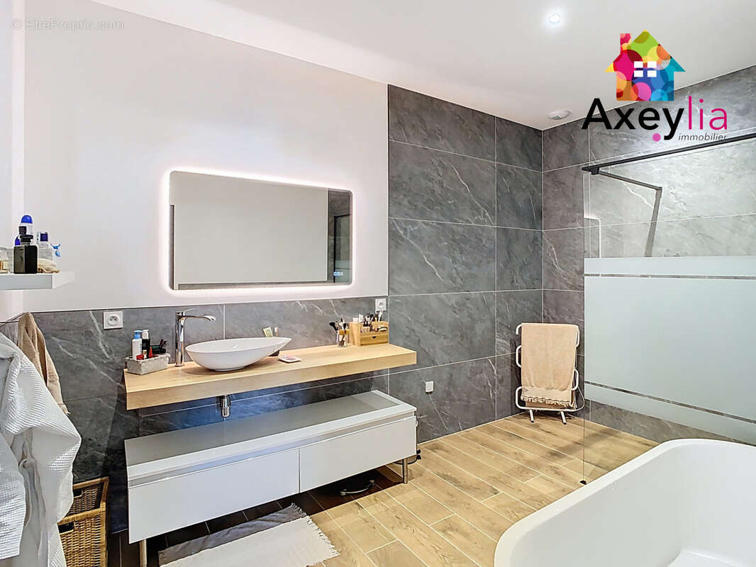 A vendre- roanne bord de loire - maison de ville type loft avec terrain et piscine - photo 6