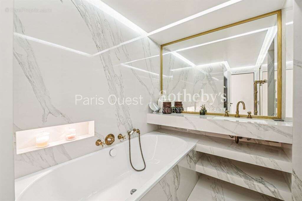 Appartement à NEUILLY-SUR-SEINE