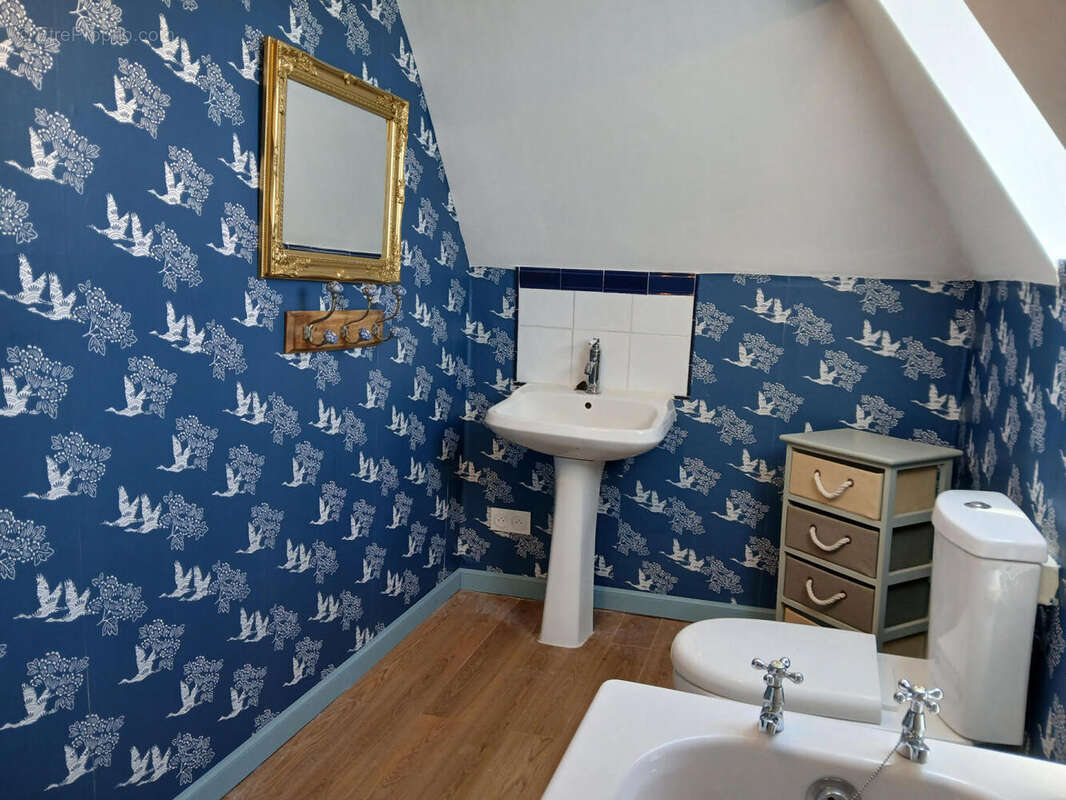 upstairs bathroom - Maison à JUMILHAC-LE-GRAND