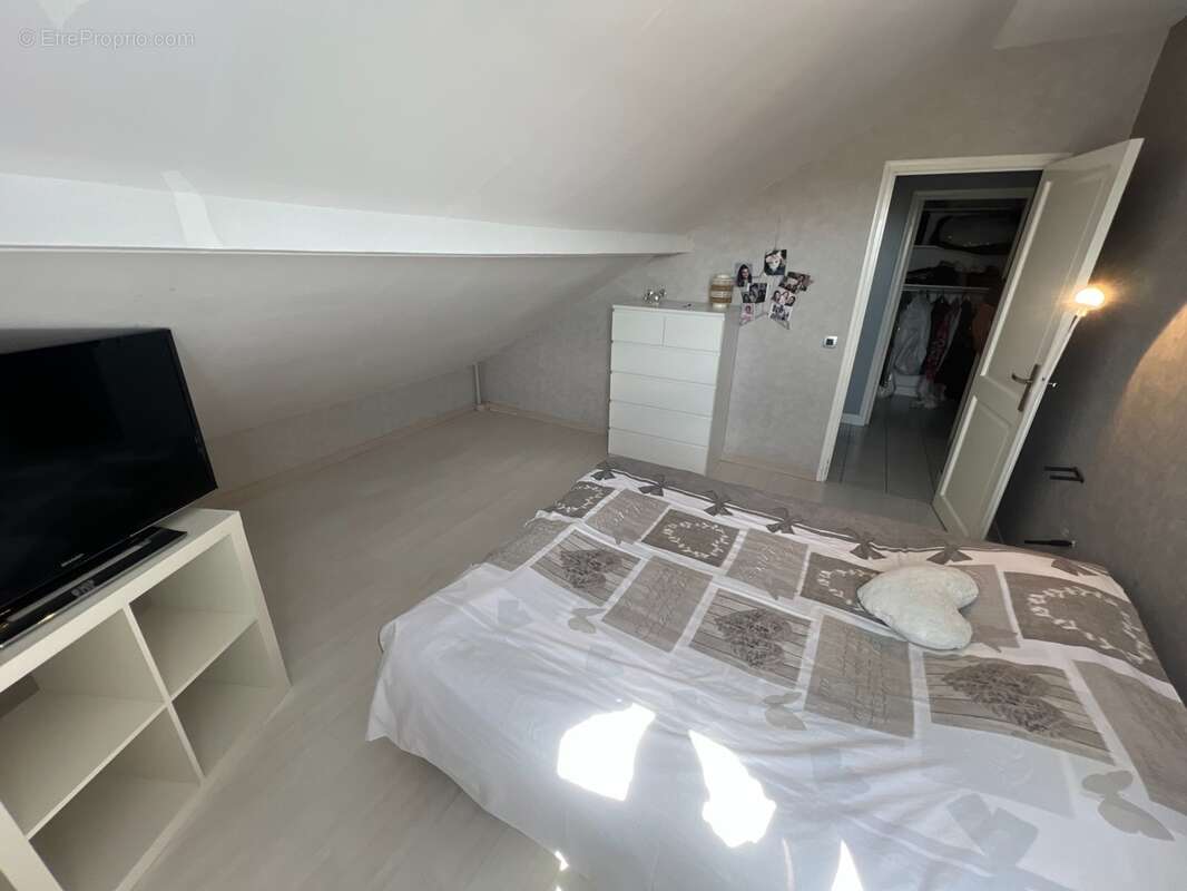 Superbe maison de 8 pieces de 215 m2 , terrasse , jardin et garage double - quartier privilegie du haut de bonneuil (94380) - photo 13