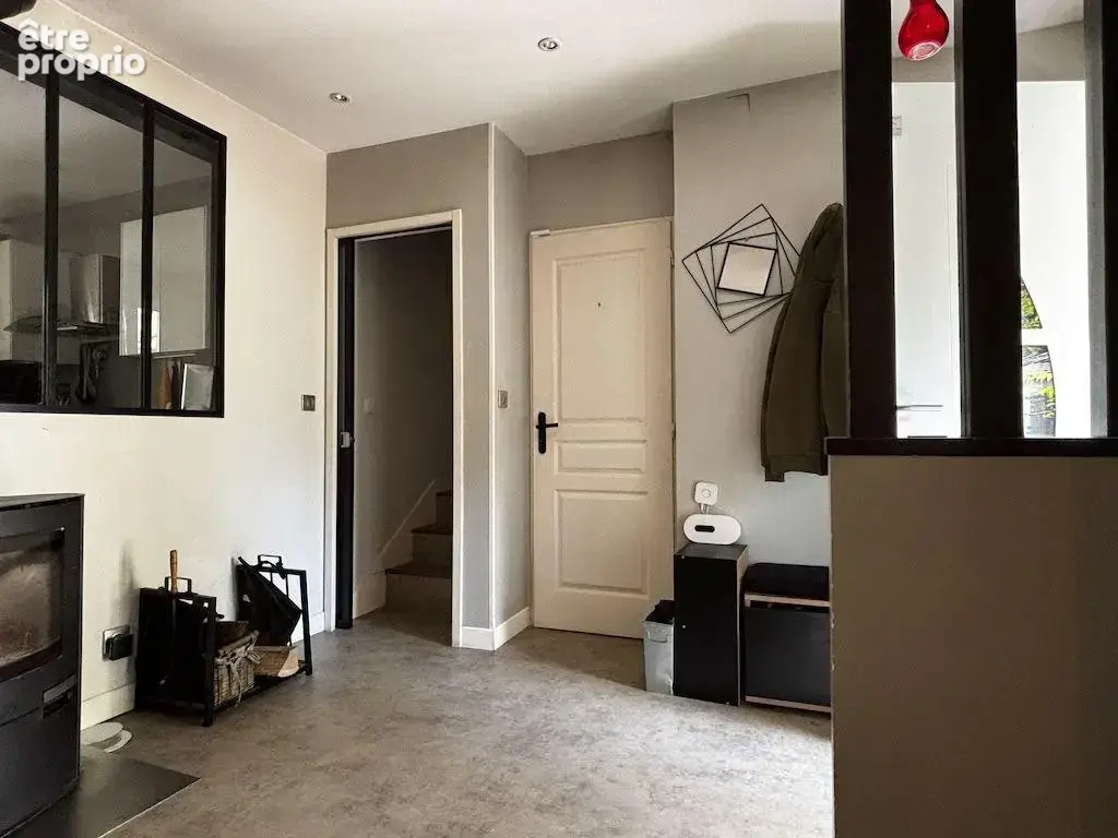 L'entrée ouvre sur :