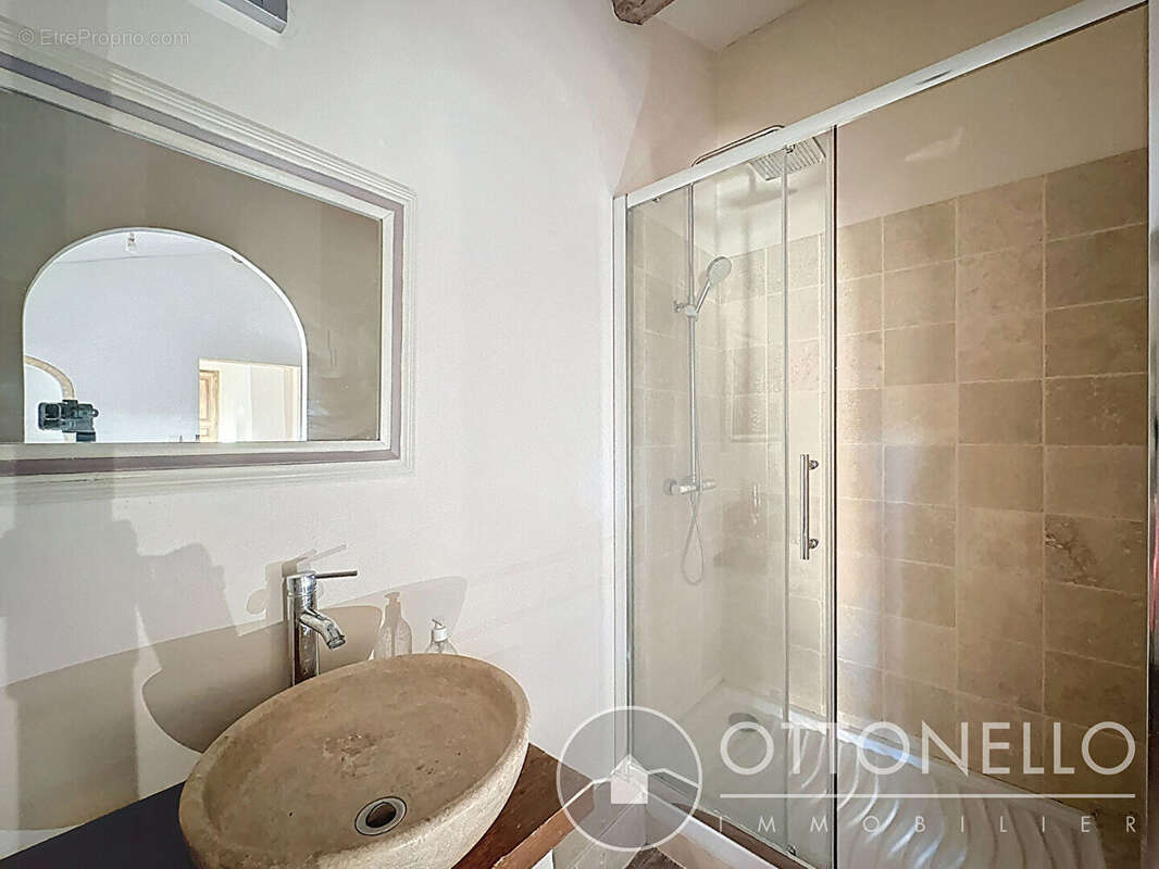 Maison de village 7 pièces de 191 m2 à Roquebrune-sur-Argens avec cour intérieure - photo 16