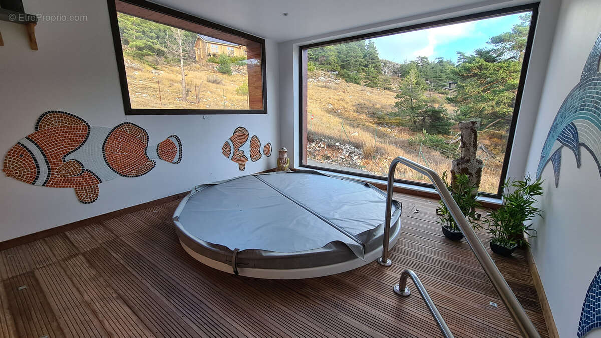 Commerce à GREOLIERES