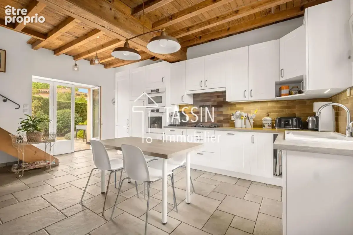 Craponne - Maison ancienne rénovée au calme avec piscine - photo 4