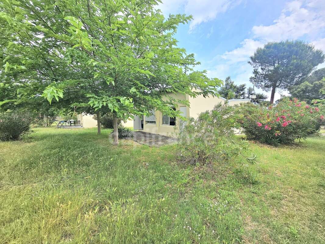 A vendre maison de vacances traversante de 31m2, dans une résidence en bord de mer avec piscines, activités et restaurant à Cast - photo 2