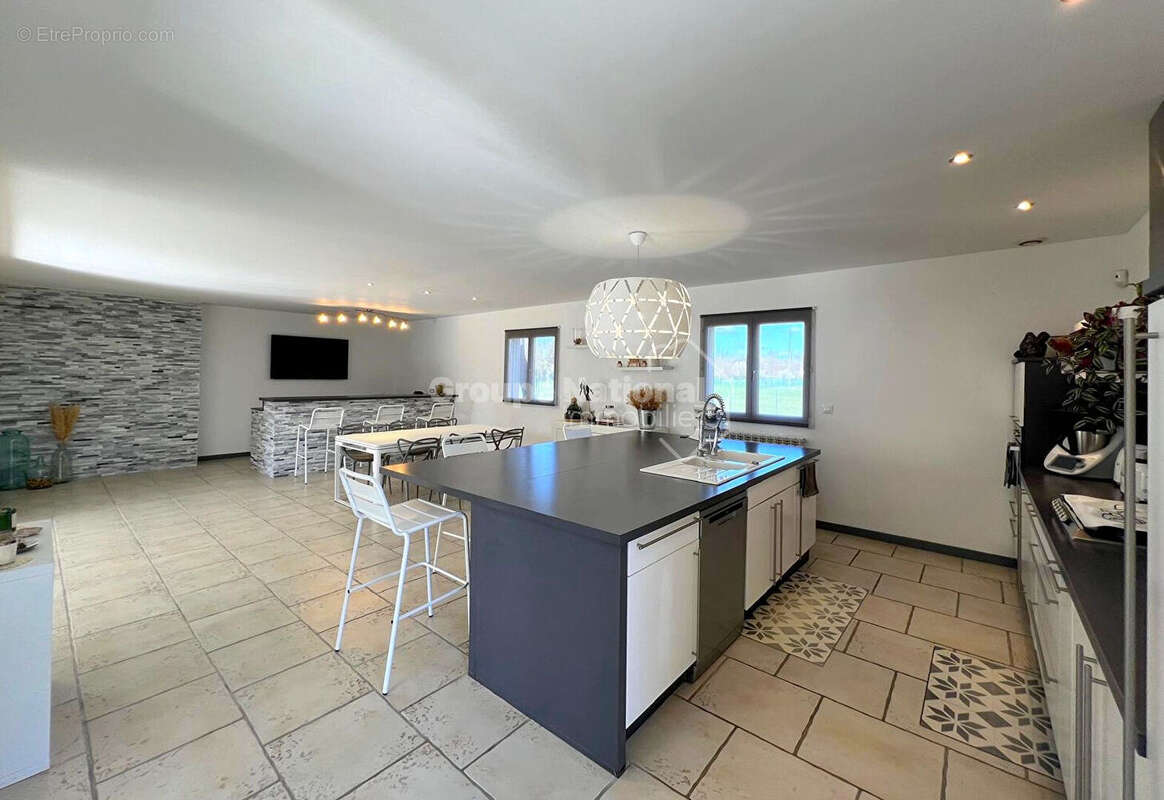 Maison à ENTRAIGUES-SUR-LA-SORGUE