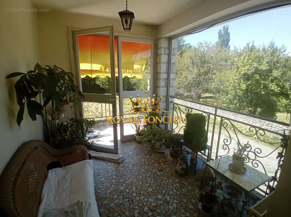 Patio d'entrée  - Maison à PREUILLY-SUR-CLAISE