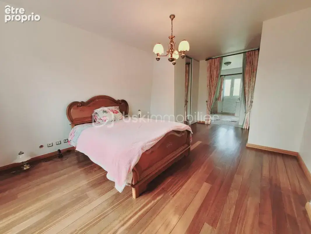 Belles superficies - bien entretenue - 6 pièces - photo 6