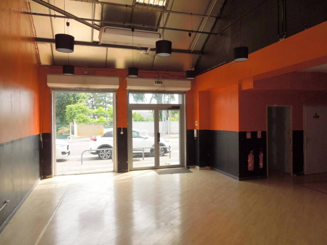 Photo 1 - Commerce à SAINT-JULIEN-LES-VILLAS