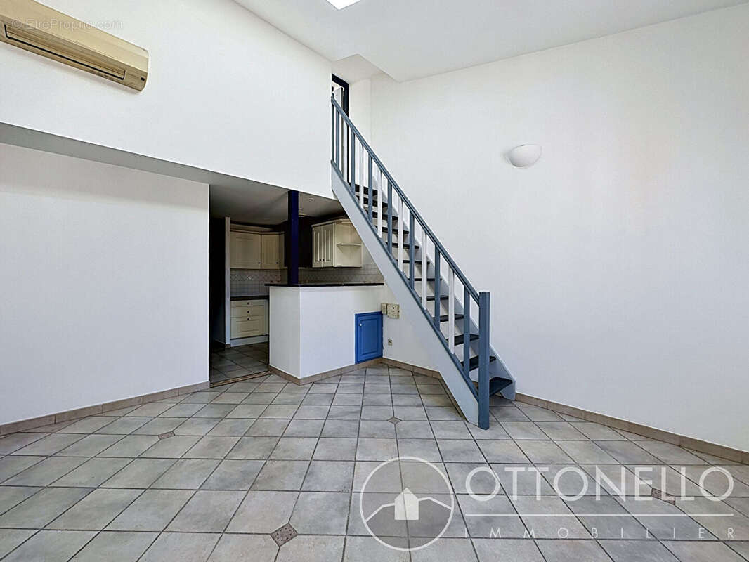 Appartement à ROQUEBRUNE-SUR-ARGENS