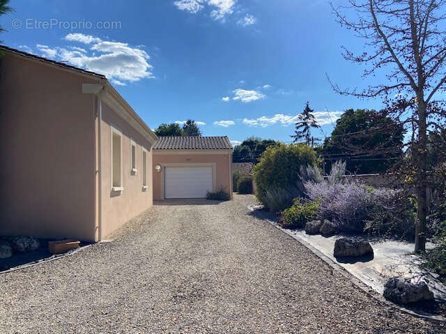 ROULLET SAINT ESTEPHE Maison de plain pied 169 m2  3 chambres secteur calme - photo 24