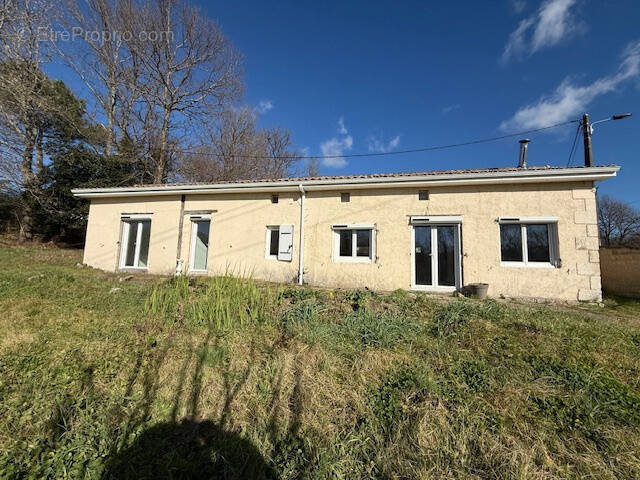 Maison à LA ROCHE-CHALAIS