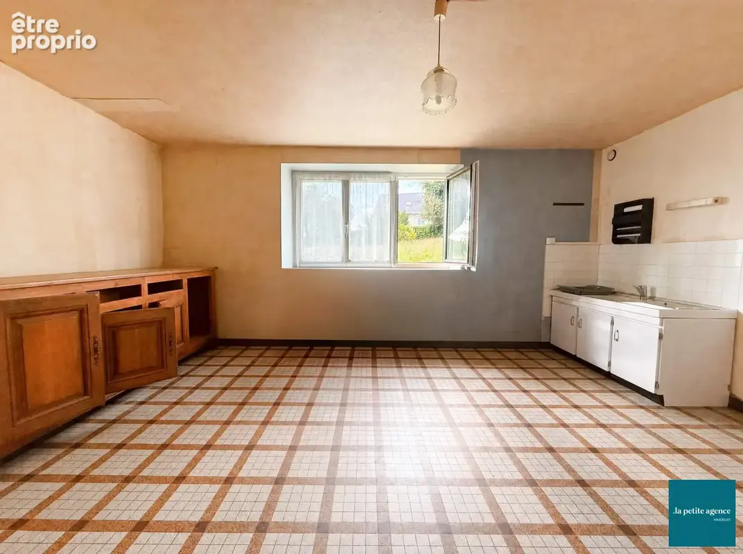 Photos retouchées à titre de projection : le mobilier a été retiré afin de mieux visualiser les volumes du bien.