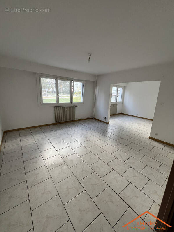 Salon / Salle à manger - Appartement à GOLBEY