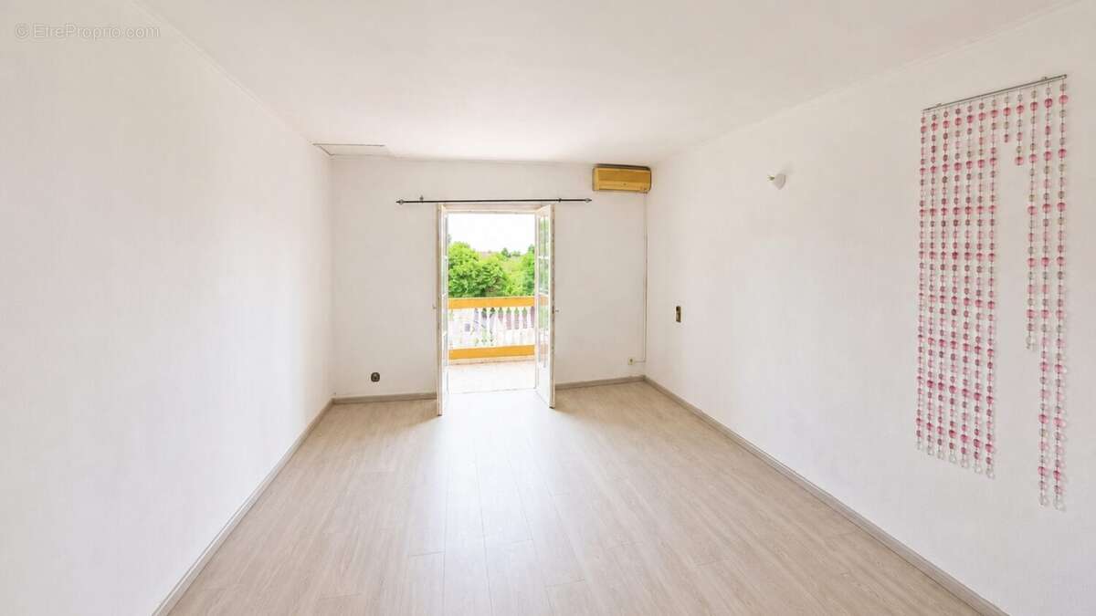Maison 200 m² à Sainte-Suzanne  - photo 8