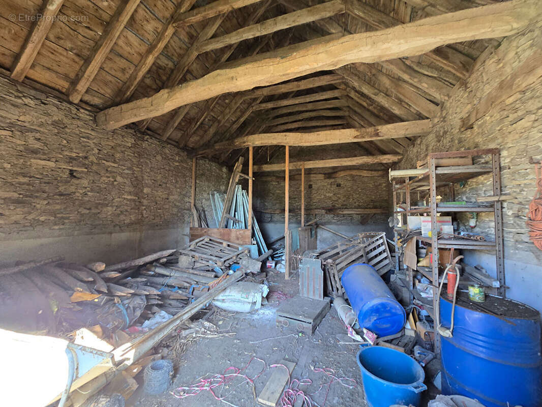 Corps de ferme avec maison et 2 granges - Trémouilles - photo 15