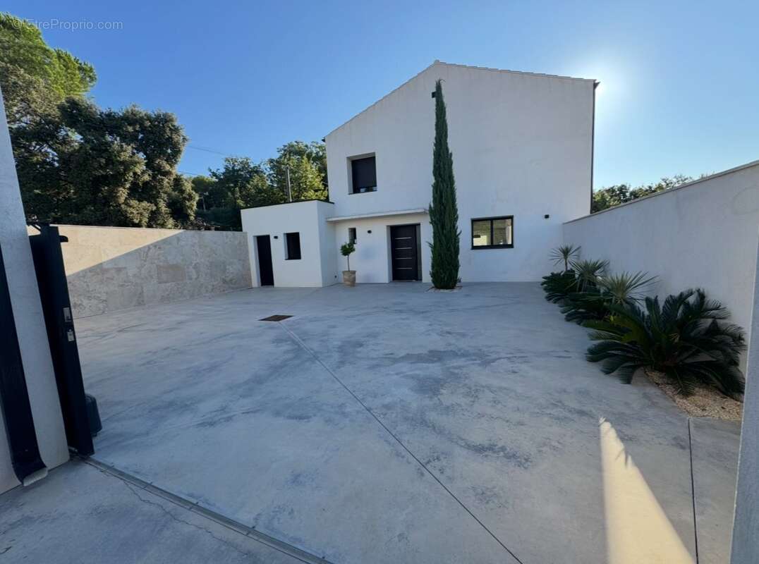 Maison à LAUDUN-L'ARDOISE