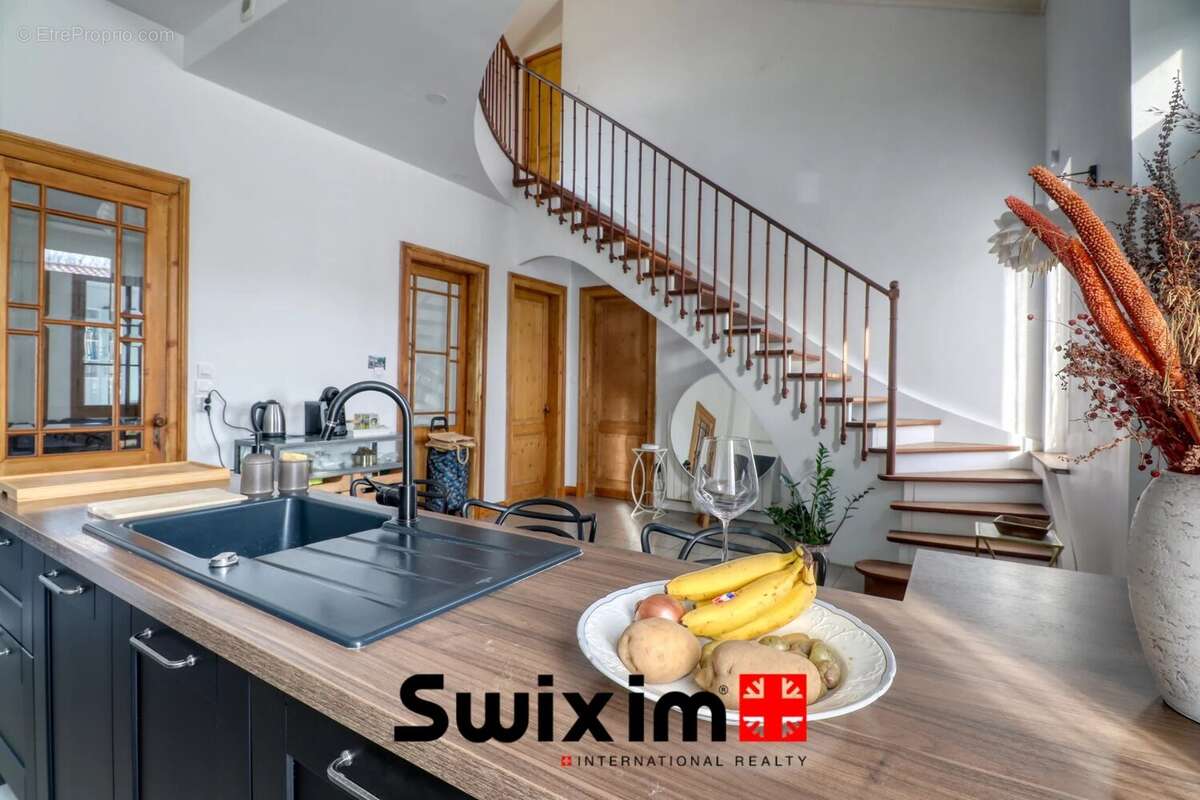 Maison en pierre rénovée de 182 m² – Beaux volumes et potentiel d'évolution - photo 3