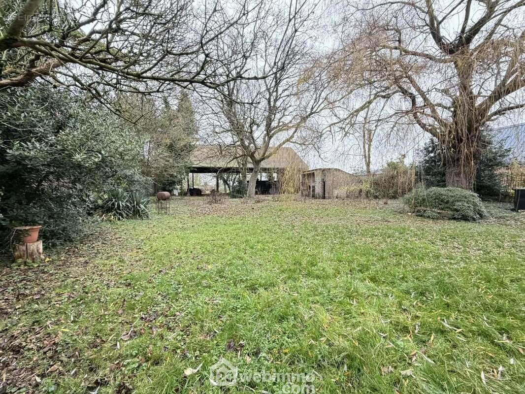 Erigée sur un terrain entièrement clos de 2827 m² - Maison à MONCEAU-LES-LEUPS