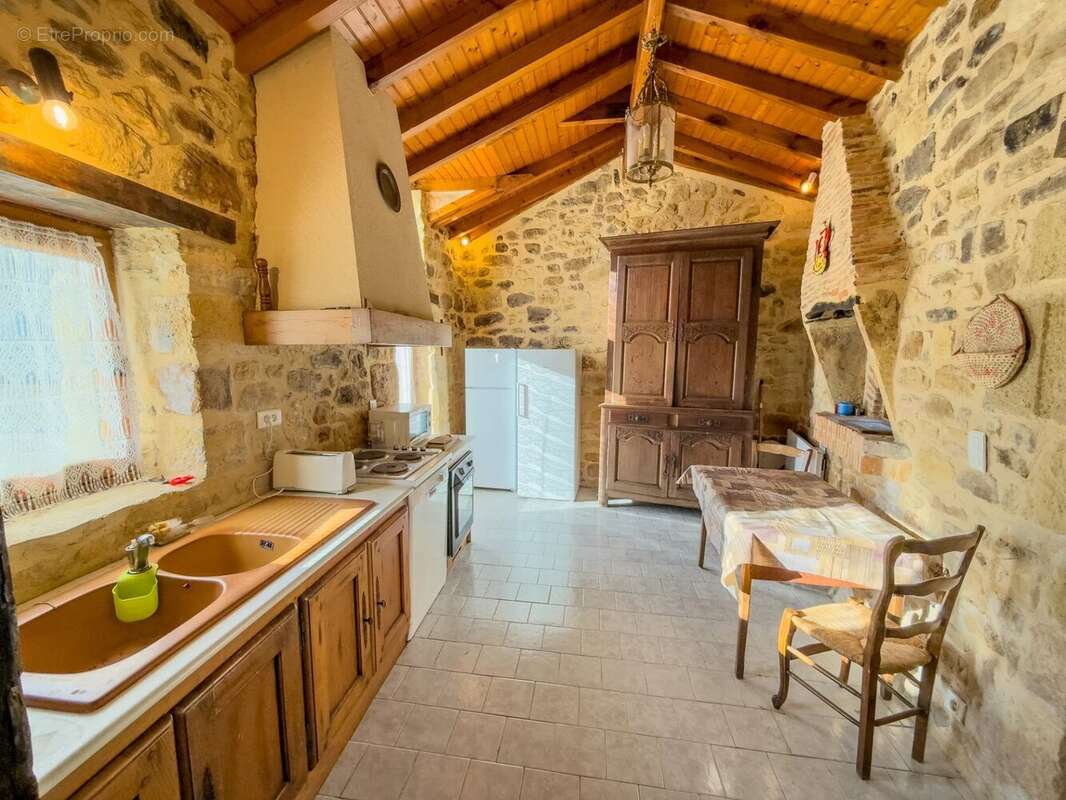 Deux maisons périgourdines en pierre avec dépendances, piscine et terrain. - photo 15